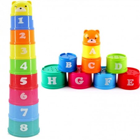 Puodelių bokštas su raidelėmis ir skaičiais
